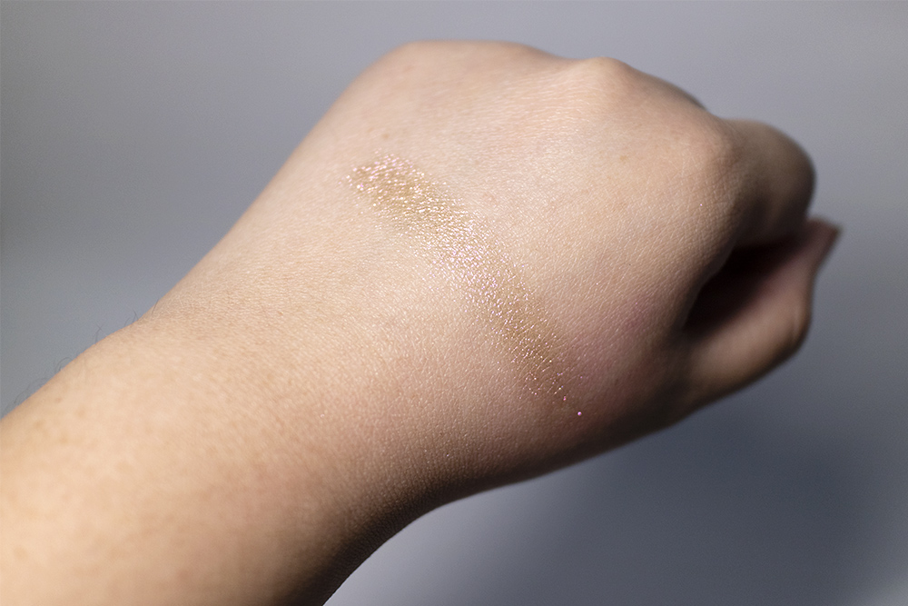 MAC Cosmetics Holiday Skinfinish Snowflushed Highlighter Review